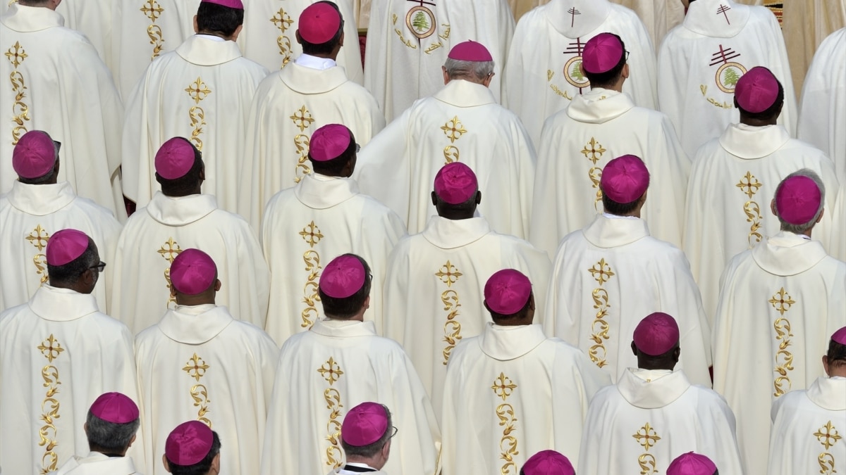 Obispos durante la celebración de la proclamación de nuevos santos de la Iglesia Católica en la Jornada Mundial de las Misiones 2024, en el Vaticano, a 20 de octubre de 2024, en Ciudad del Vaticano. Los beatos Manuel Ruiz López y siete miembros de la Orden de los Frailes Menores, suben a los altares junto a los tres laicos maronitas Francisco, Mooti y Raphael Massabki, que fueron asesinados por odio a la fe en Damasco (Siria) entre el 9 y el 10 de julio de 1860.