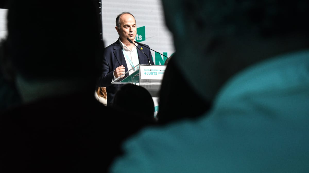 (Foto de ARCHIVO) El secretario general de Junts, Jordi Turull, interviene durante la última jornada del Congreso de Junts en Calella, a 27 de octubre de 2024, en Calella, Barcelona, Catalunya (España).El expresidente de la Generalitat Carles Puigdemont ha sido hoy elegido nuevo presidente de Junts con el apoyo del 90,18% de los militantes del partido. Durante el congreso que han celebrado desde el viernes en Calella (Barcelona), toma así de nuevo las riendas de la formación año y medio después de dejar el liderazgo, y lo hace con una renovada ejecutiva hecha a medida del secretario general de Junts. Borràs será presidenta de la nueva fundación del partido si así lo aprueban sus patronos. Glòria Sánchez / Europa Press 27/10/2024