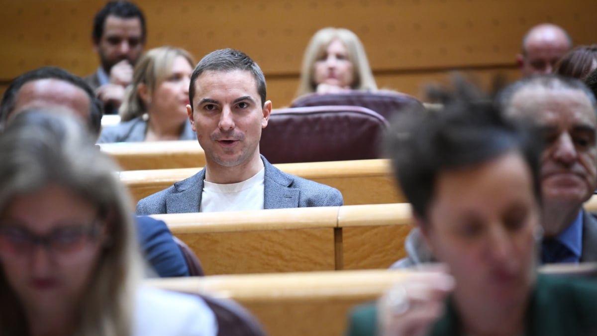 (Foto de ARCHIVO) El senador de PSOE Juan Lobato durante una sesión de control al Gobierno en el Senado, a 3 de diciembre de 2024, en Madrid (España). El Gobierno ha respondido hoy a las preguntas de la oposición que se han centrado en la gestión de la DANA, las polémicas entorno al ‘Caso Koldo’ y Víctor Aldama y la imputación del Fiscal General del Estado por un presunto delito de revelación de secretos y el anuncio del Gobierno francés de reintroducir los controles en la frontera entre Irún (Gipuzkoa) y Hendaya. Fernando Sánchez / Europa Press 03/12/2024