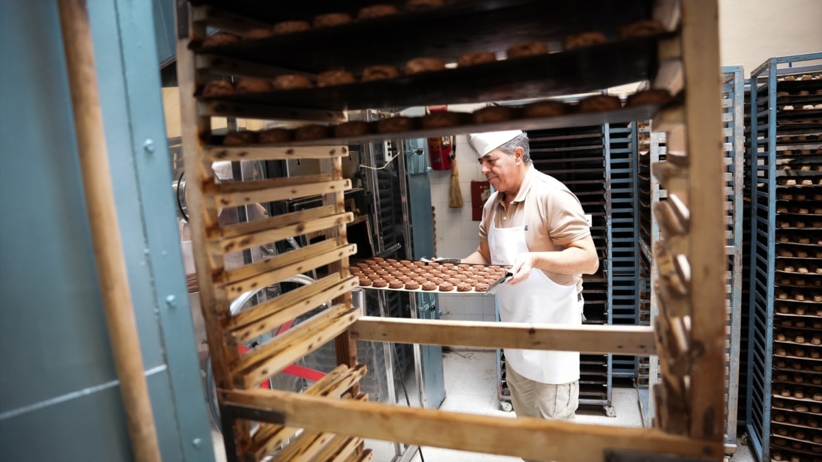 Un trabajador haciendo mantecados en una fábrica de Sevilla, Andalucía, en una imagen de archivo.