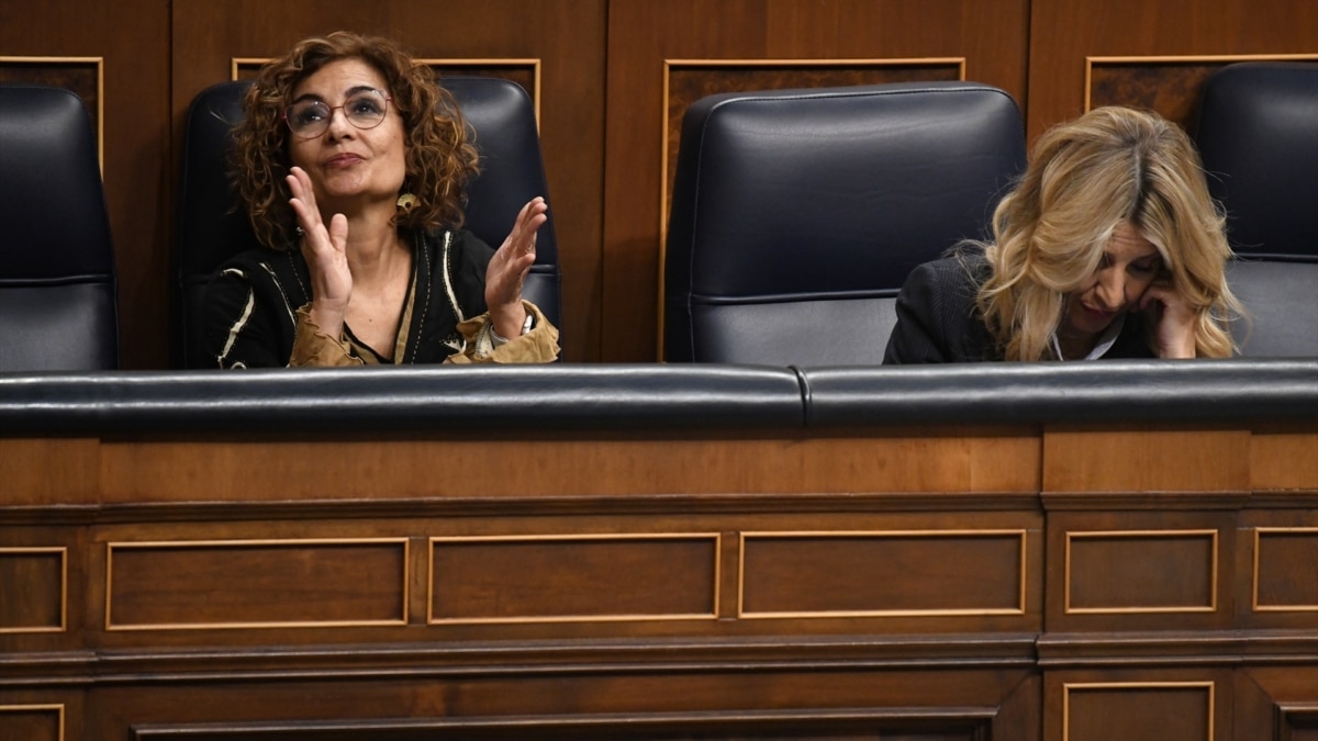 La ministra de Hacienda, María Jesús Montero, y la ministra de Trabajo, Yolanda Díaz, en el Congreso, en una imagen de archivo.