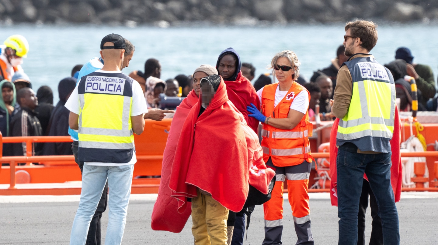 (Foto de ARCHIVO) Varios servicios de emergencia atienden a migrantes recién rescatados de un cayuco, en Puerto Naos, a 4 de enero de 2025, en Arrecife, Lanzarote, Canarias (España). Salvamento Marítimo ha rescatado en la mañana de este sábado en aguas de Marruecos a alrededor de 110 personas, entre las cuales hay 23 mujeres y seis o siete menores, que viajaban a bordo de dos pateras con destino a Canarias. Europa Press Canarias / Europa Press 04 ENERO 2025;MIGRANTES;CAYUCO;PATERA;SALVAMENTO MARÍTIMO;CRUZ ROJA;INMIGRACIÓN;CANARIAS;;PIXELADA 04/1/2025