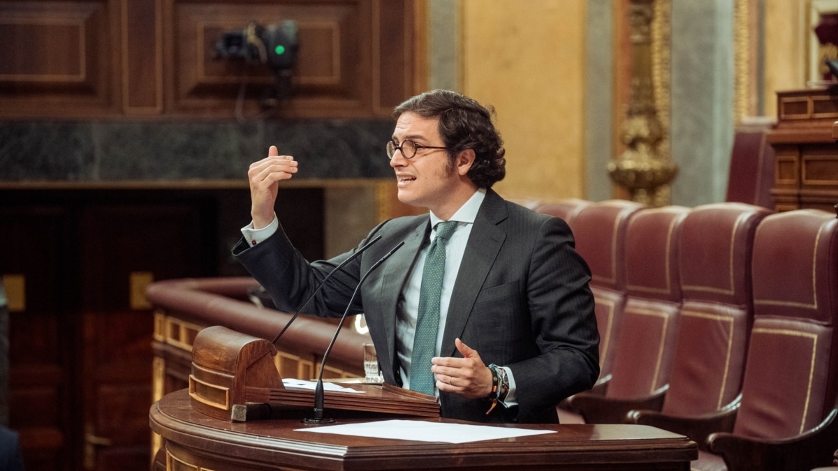 El diputado de VOX José María Figaredo interviene durante sesión plenaria extraordinaria