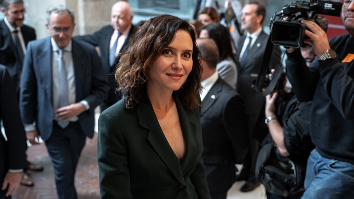 La presidenta de la Comunidad de Madrid, Isabel Díaz Ayuso, durante un encuentro con los presidentes de los parlamentos regionales