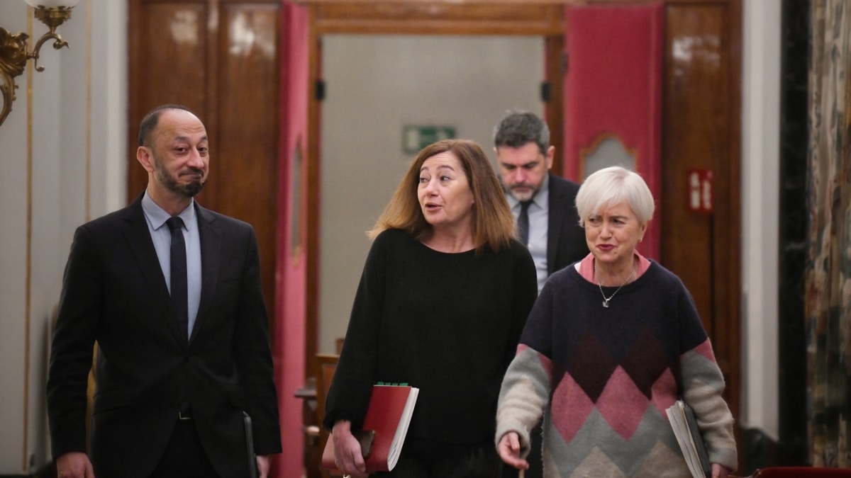 (I-D) El vicepresidente primero de la Mesa del Congreso de los Diputados, Alfonso Rodríguez Gómez de Celis; la presidenta del Congreso, Francina Armengol y la secretaria segunda de la Mesa del Congreso, Isaura Leal, a su llegada a una reunión de la Mesa del Congreso de los Diputados, a 4 de febrero de 2025, en Madrid (España). La Mesa del Congreso tiene previsto tramitar este martes, 4 de febrero, la proposición no de ley en la que Junts sugiere al presidente del Gobierno que se someta a una cuestión de confianza a cambio de que Junts apoye la convalidación del nuevo decreto ‘ómnibus’ que incluye la subida de las pensiones, las ayudas al transporte, y a los afectados por la DANA, además y otras medidas del llamado escudo social. Fernando Sánchez / Europa Press 04 FEBRERO 2025;MESA;CONGRESO;DIPUTADOS 04/2/2025