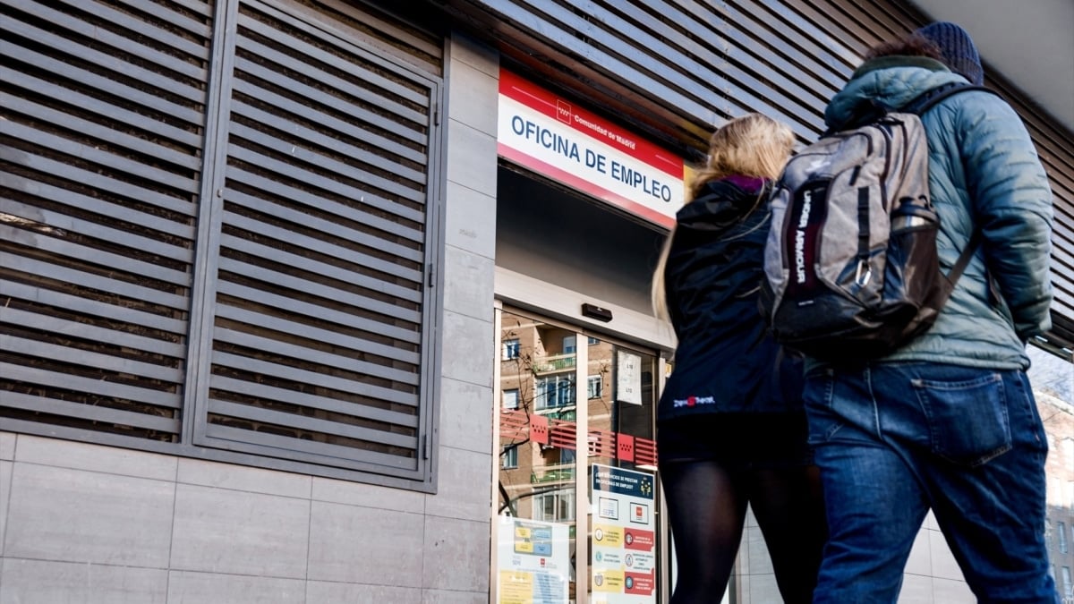 Dos personas pasan por una oficina del SEPE, a 4 de febrero de 2025, en Madrid (España).