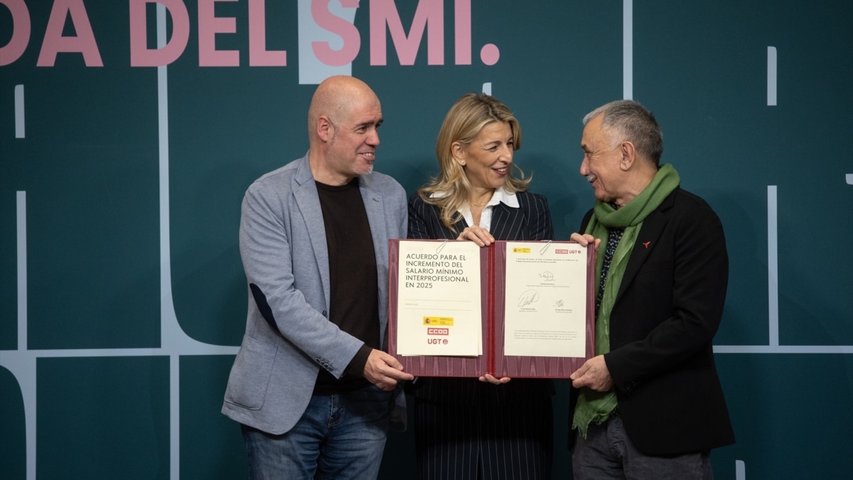 La vicepresidenta segunda y ministra de Trabajo y Economía Social, Yolanda Díaz, el secretario general de CCOO, Unai Sordo, y el secretario general de UGT, Pepe Álvarez, durante la firma del acuerdo de subida del SMI, en el Ministerio de Trabajo y Economía Social, a 10 de febrero de 2025, en Madrid (España). La ministra firma con los sindicatos la revalorización del salario mínimo interprofesional (SMI) del 4,41% para este año, mientras que el Consejo de Ministros aprobará la medida mañana, 11 de febrero. De esta manera, quedará fijado en 1.184 euros por 14 pagas, lo que supone un aumento de 50 euros. Alejandro Martínez Vélez / Europa Press 10/2/2025