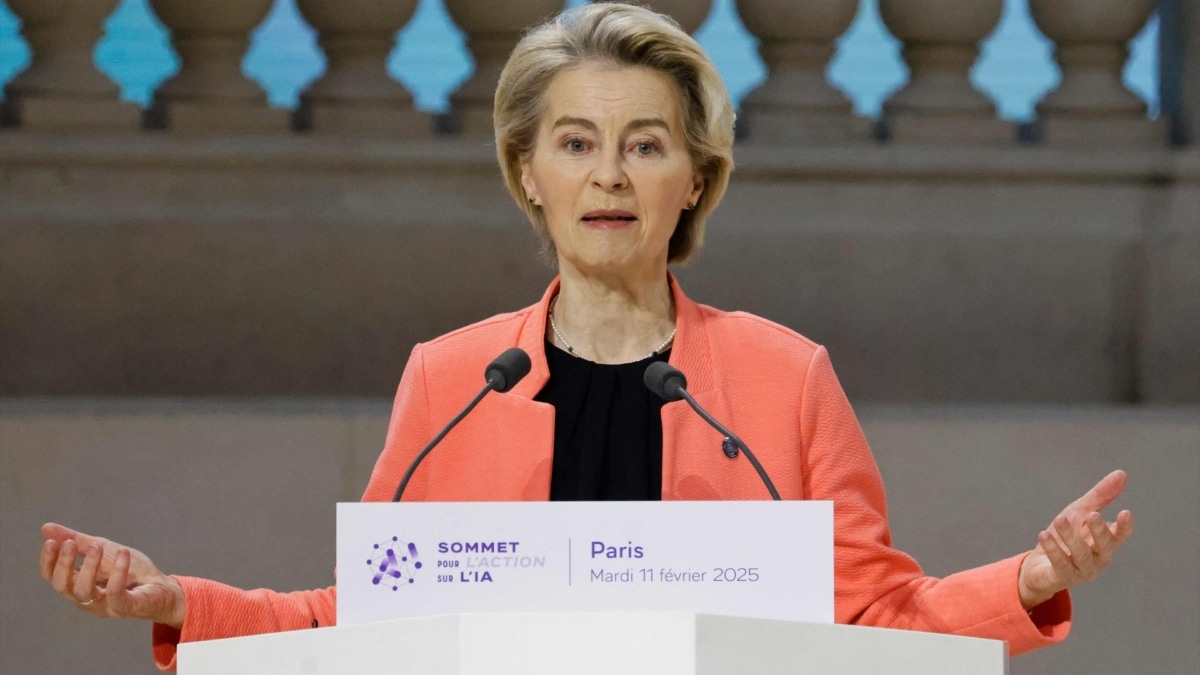 : La Presidenta de la Comisión Europea, Ursula von der Leyen, interviene durante una sesión plenaria de la Cumbre de Acción sobre Inteligencia Artificial (IA) en París.