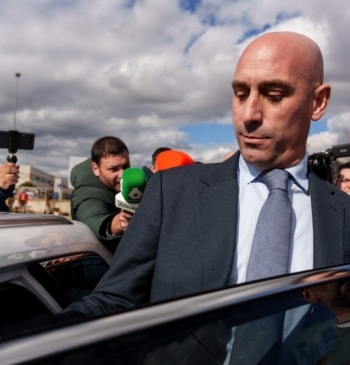 El juez condena a Rubiales por agresión sexual por el beso a [...]