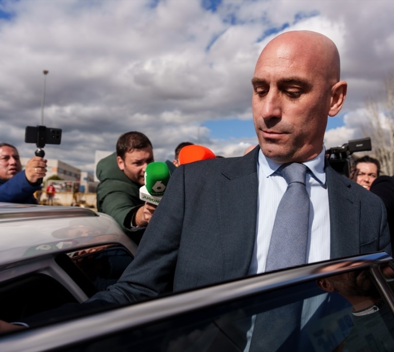 Rubiales, condenado por agresión sexual por el beso a Jenni Hermoso y a una multa de 10.800 euros