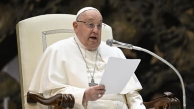 El papa "pasa buena noche" y presenta una "leve mejoría"