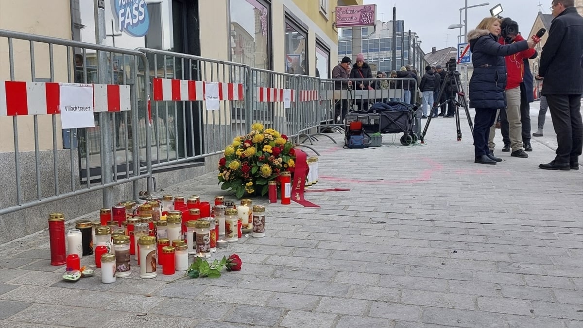 Colocación de flores y velas en el lugar del ataque con cuchillo en Villach (Austria)