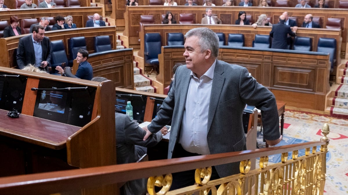 (Foto de ARCHIVO) El secretario de Organización del PSOE, Santos Cerdán, durante una sesión plenaria, en el Congreso de los Diputados, a 18 de febrero de 2025, en Madrid (España). Durante el pleno, los diputados debaten la toma en consideración de una proposición de ley sobre la regulación del arrendamiento en las Islas Canarias y la modificación del padrón municipal en caso de ocupación ilegal. También abordan dos proposiciones no de ley sobre el aumento de precios en la cesta de la compra y la compensación por la merma de ingresos de los aragoneses Alberto Ortega / Europa Press 18 FEBRERO 2025;CONGRESO;DIPUTADOS;MINISTROS;PARTIDOS;POLÍTICOS;PARTIDOS POLÍTICOS 18/2/2025