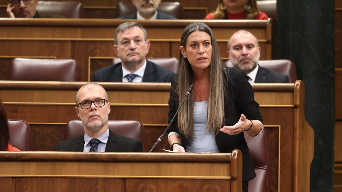 El diputado de Junts, Josep Maria Cruset, y la portavoz de Junts en el Congreso, Miriam Nogueras, durante un pleno en el Congreso de los Diputados, este 19 de febrero.