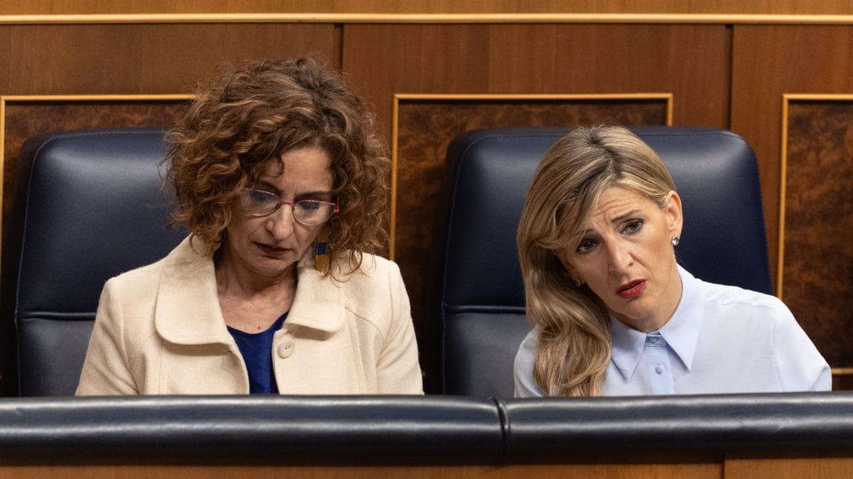 (I-D) La vicepresidenta primera y ministra de Hacienda, María Jesús Montero, y la vicepresidenta segunda y ministra de Trabajo y Economía Social, Yolanda Díaz, durante un pleno en el Congreso de los Diputados, a 19 de febrero de 2025, en Madrid (España). La vicepresidenta primera y ministra de Hacienda, María Jesús Montero, protagoniza el Pleno del Congreso tras el choque con el Ministerio de Trabajo, por la tributación del salario mínimo interprofesional (SMI). La dirigente socialista, que hace una semana fue baja de última hora por una baja médica, tendrá que hacer frente ahora a las preguntas pendientes y las nuevas presentadas de PP, Vox, Junts y Podemos sobre la política fiscal del Ejecutivo. Eduardo Parra / Europa Press 19 FEBRERO 2025;SMI;MONTERO;CONGRESO;PLENO;TRABAJO 19/2/2025