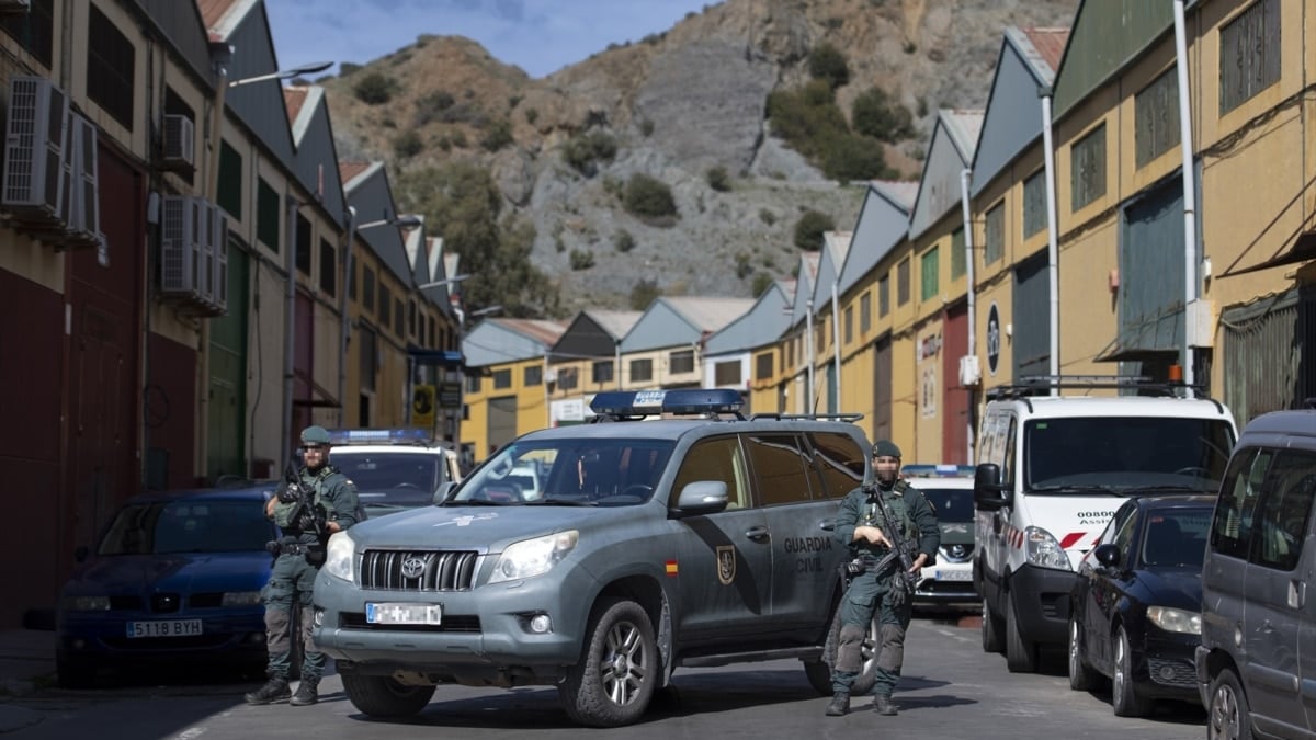 Agentes de la Guardia Civil en el polígono del Tarajal.