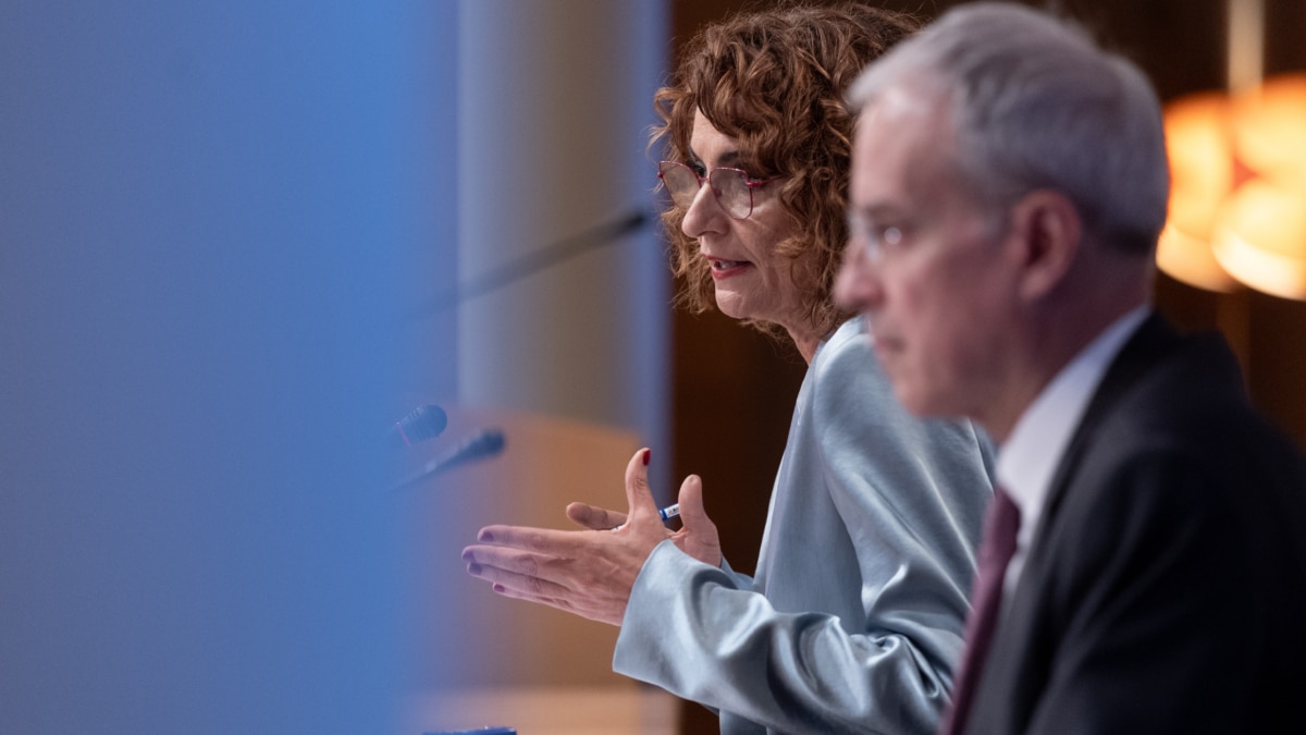 La vicepresidenta primera y ministra de Hacienda, María Jesús Montero y el secretario de Estado de Hacienda, Miguel Ferre Navarrete, durante una rueda de prensa, en el Ministerio de Hacienda, a 24 de febrero de 2025, en Madrid (España). Durante su comparecencia, Montero, ha anunciado que el ministerio de Hacienda va a llevar al Consejo de Política Fiscal y Financiera del próximo miércoles, una propuesta para asumir 83.252 millones de euros de deuda de las comunidades autónomas. Eduardo Parra / Europa Press 24 FEBRERO 2025;HACIENDA;DEUDA;CCAA 24/2/2025