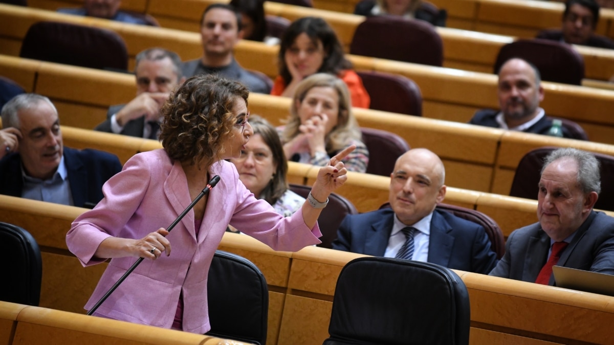 La vicepresidenta primera y ministra de Hacienda, María Jesús Montero, durante una sesión de control, en el Senado, a 25 de febrero de 2025, en Madrid (España). El Gobierno responde una semana más a las preguntas del Senado en una sesión de control marcada una vez más por la ausencia del presidente del Ejecutivo. Fernando Sánchez / Europa Press 25 FEBRERO 2025;MINISTROS;SESIÓN DE CONTROL;SENADORES;SENADO 25/2/2025