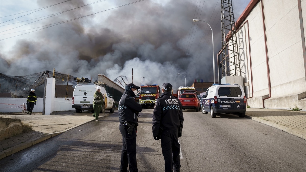 Colapsa la cubierta y una de las fachadas de la nave incendiada en un polígono de Madrid