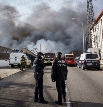 Se ha incendiado y colapsado una cubierta de una nave en Cobo [...]