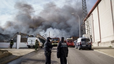 Se ha incendiado y colapsado una cubierta de una nave en Cobo Calleja