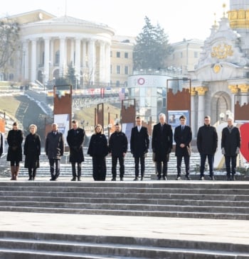 Zelenski rinde homenaje a los caídos en Kiev con Sánchez y otros [...]