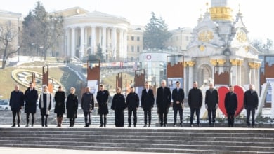 Zelenski rinde homenaje a los caídos en el tercer aniversario de la guerra junto a Sánchez y otros líderes extranjeros