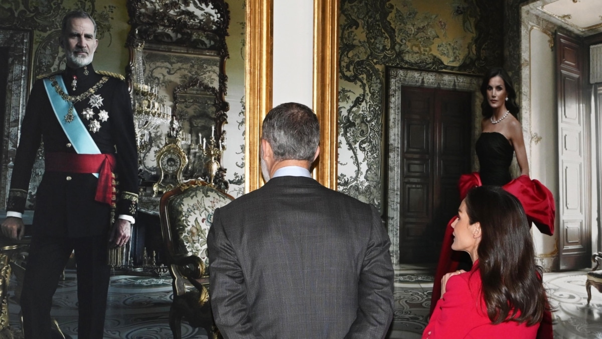 Los reyes Felipe y Letizia, este miércoles, observando los detalles de sus retratos.