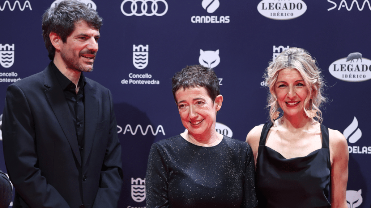 La presidenta de los Feroz, María Guerra, entre el ministro de Cultura Ernest Urtasun y la vicepresidenta del Gobierno Yolanda Díaz, en la gala del pasado 25 de enero