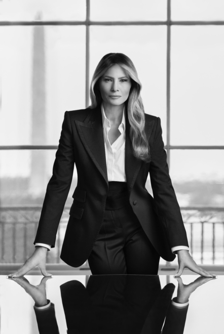 Retrato oficial de Melania Trump realizado el pasado 21 de enero en el despacho de la primera dama en la Casa Blanca.