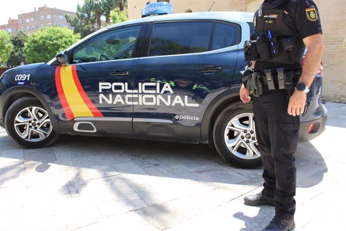 Detenido un hombre por robar y prender fuego a dos vehículos y la fachada de una casa en Palma