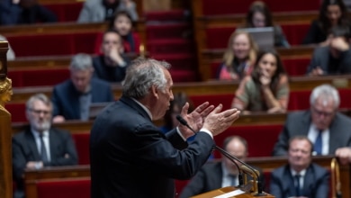 Bayrou sacrifica gran parte del recorte y aún así se expone a la moción de censura