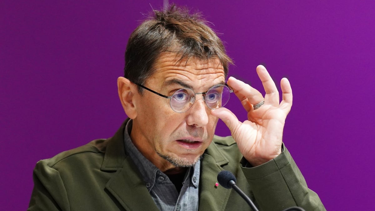 El fundador de Podemos, Juan Carlos Monedero, interviene en el acto de apoyo a la candidatura de Podemos Galicia 'Rexurdir'