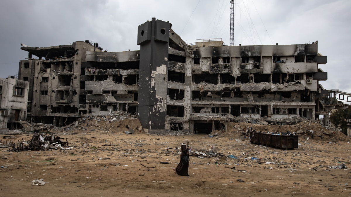 Una persona camina entre los escombros del dañado hospital Al-Shifa, en medio de un alto el fuego entre Israel y Hamás, en la ciudad de Gaza, Franja de Gaza, el 05 de febrero de 2025.