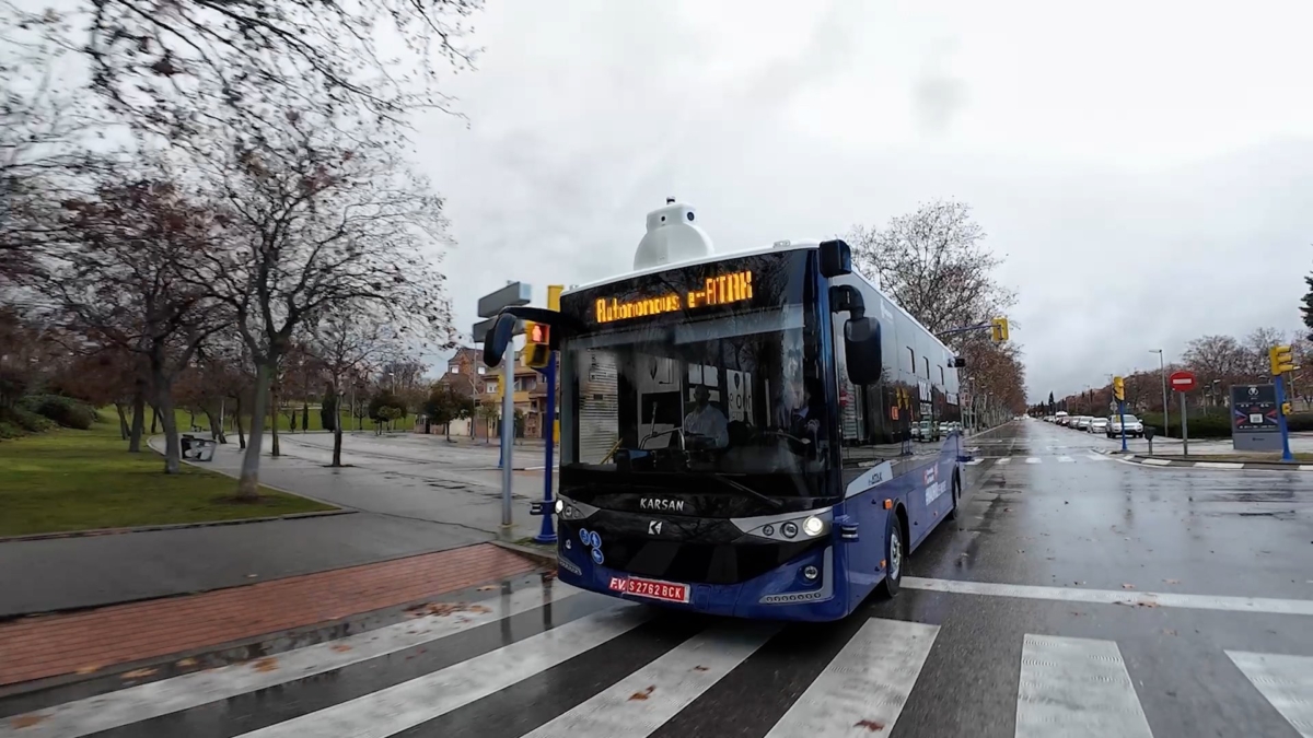 El primer autobús urbano autónomo recorre las calles de Leganés, en Madrid, el 14 de febrero de 2025