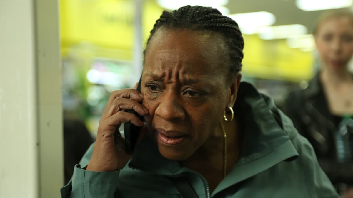 Pansy –Marianne Jean-Baptiste– peleándose con el mundo en la cola del súper en 'Hard Truths'.