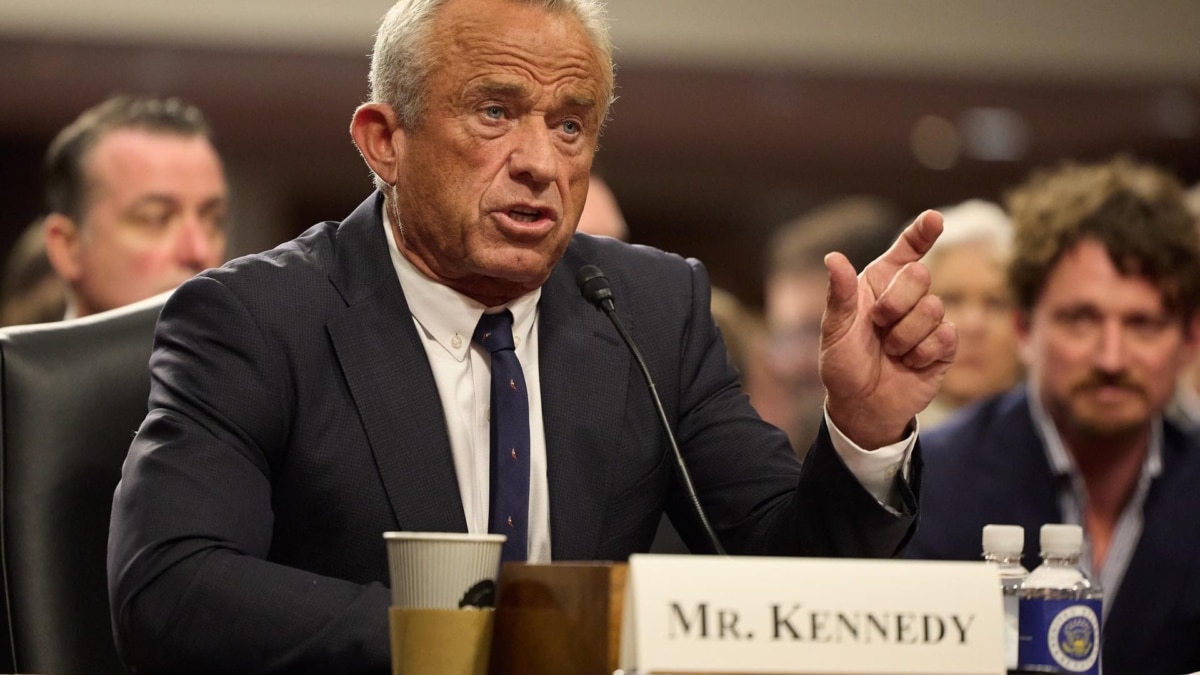 Fotografía de archivo del 29 de enero de 2025 de Robert F. Kennedy Jr., elegido por Trump para ser Secretario de Salud, hablando durante una audiencia en Washington (Estados Unidos).