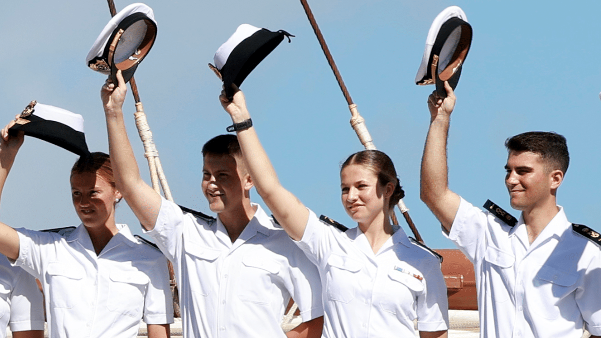 La princesa Leonor y sus compañeros saludan desde la cubierta del Juan Sebastián Elcano en Salvador de Bahia.