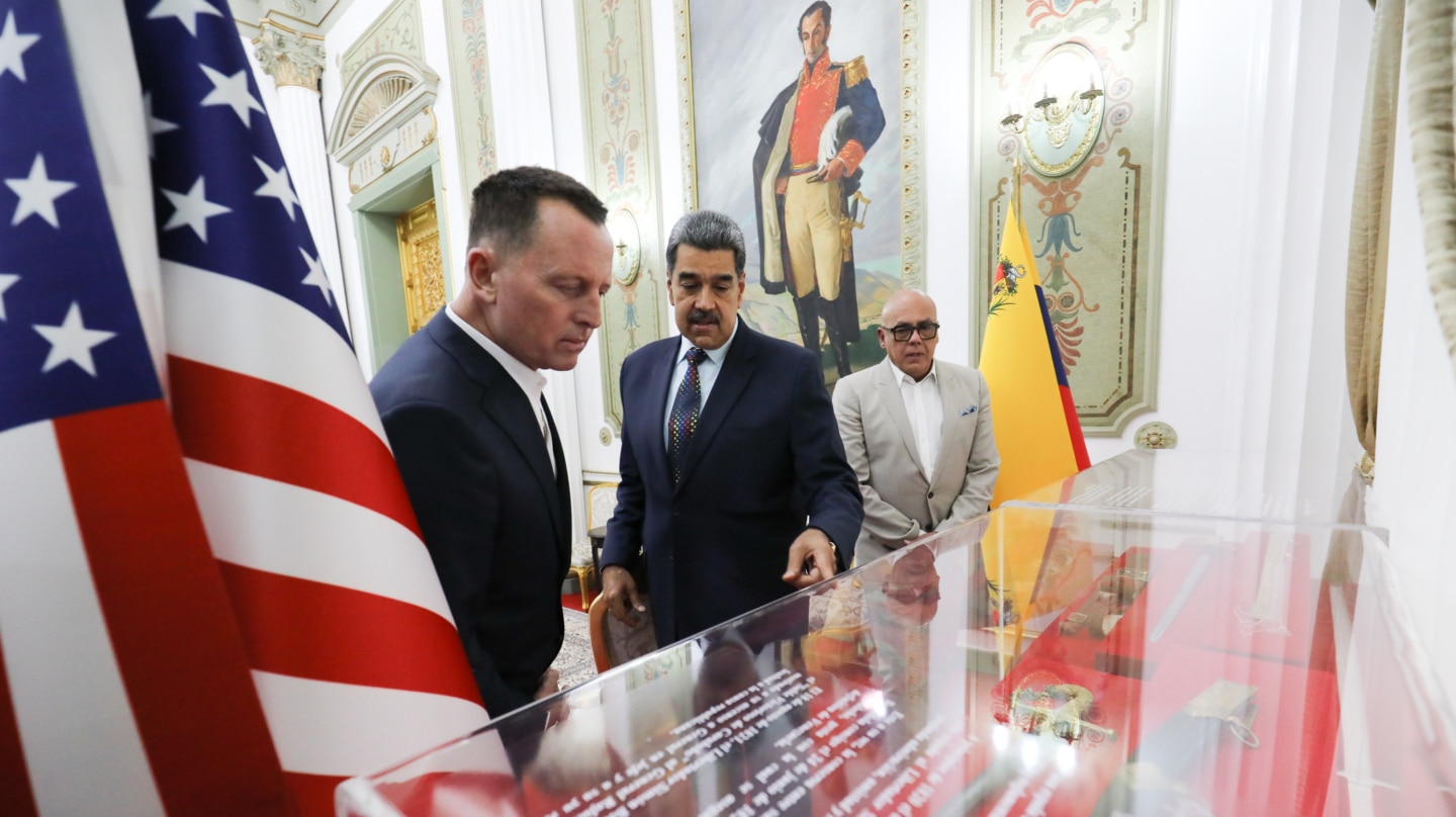 Richard Grenell (i) junto a NIcolás Maduro y Jorge Rodríguez en el Palacio de Miraflores