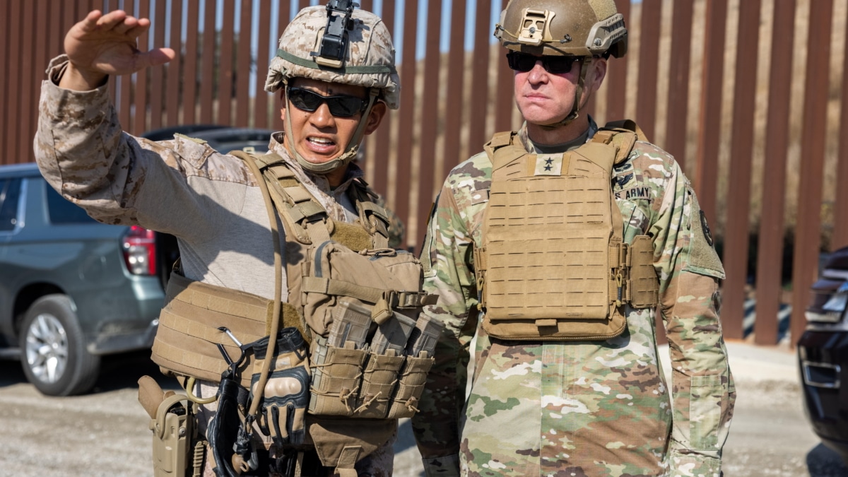 Dos marines en una operación en la frontera sur de Estados Unidos, cerca de San Ysidro, California.