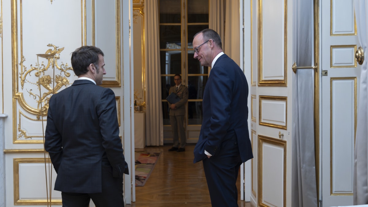 Emmanuel Macron (i) conversac con Friedrich Merz en el Elíseo.