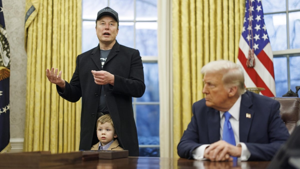 El empresario Elon Musk y su hijo X, en el Despacho Oval durante una rueda de prensa de Donald Trump.