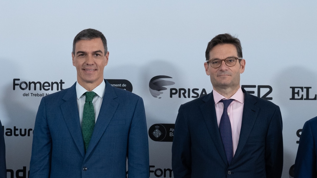 El presidente del gobierno, Pedro Sánchez, y el presidente de Prisa, Joseph Oughourlian