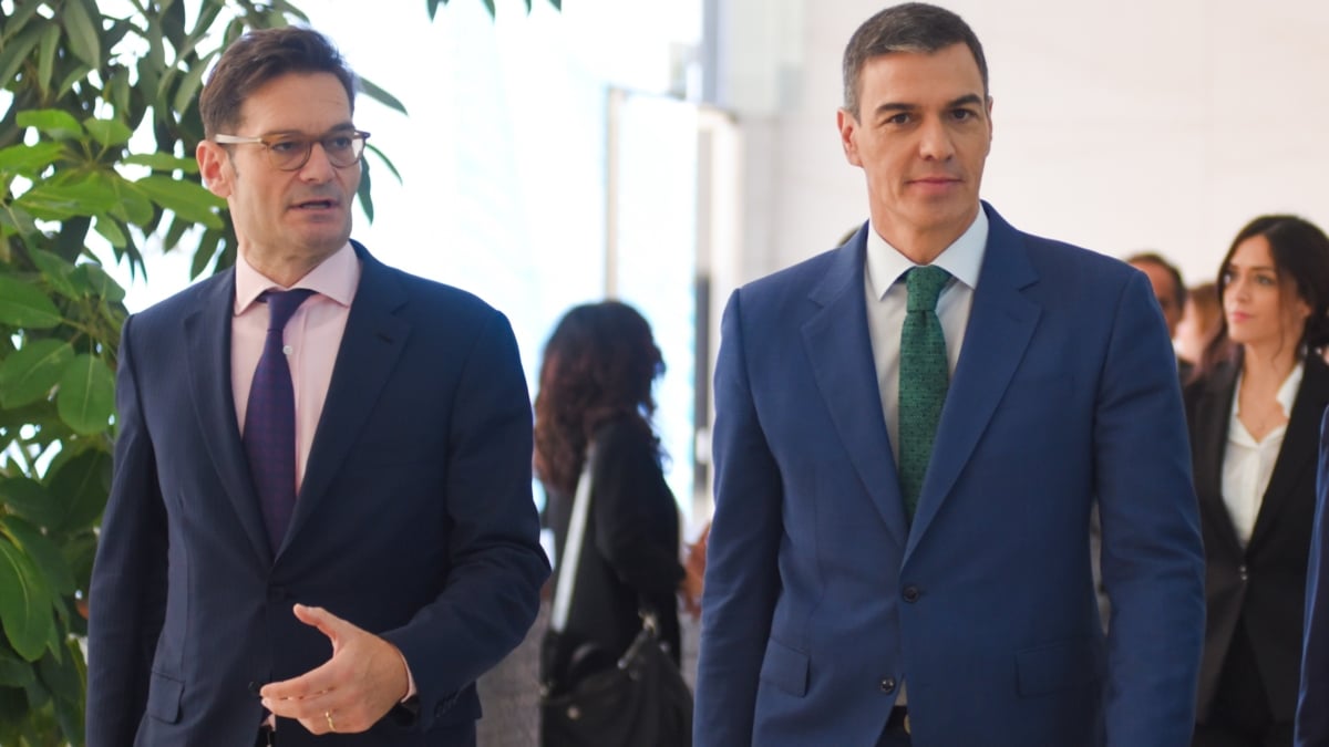 El presidente de Prisa, Joseph Oughourlian y el presidente del gobierno, Pedro Sánchez