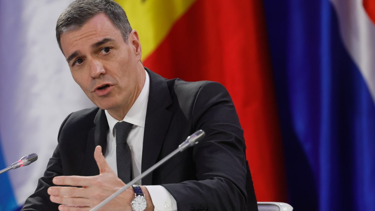 El presidente del Gobierno español, Pedro Sánchez, hace un gesto durante una rueda de prensa tras la cumbre de Apoyo a Ucrania en Kiev