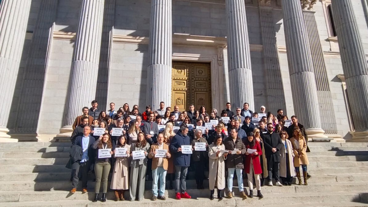 Los periodistas parlamentarios se manifiestan contra el señalamiento de Vito Quiles y exigen medidas al Congreso