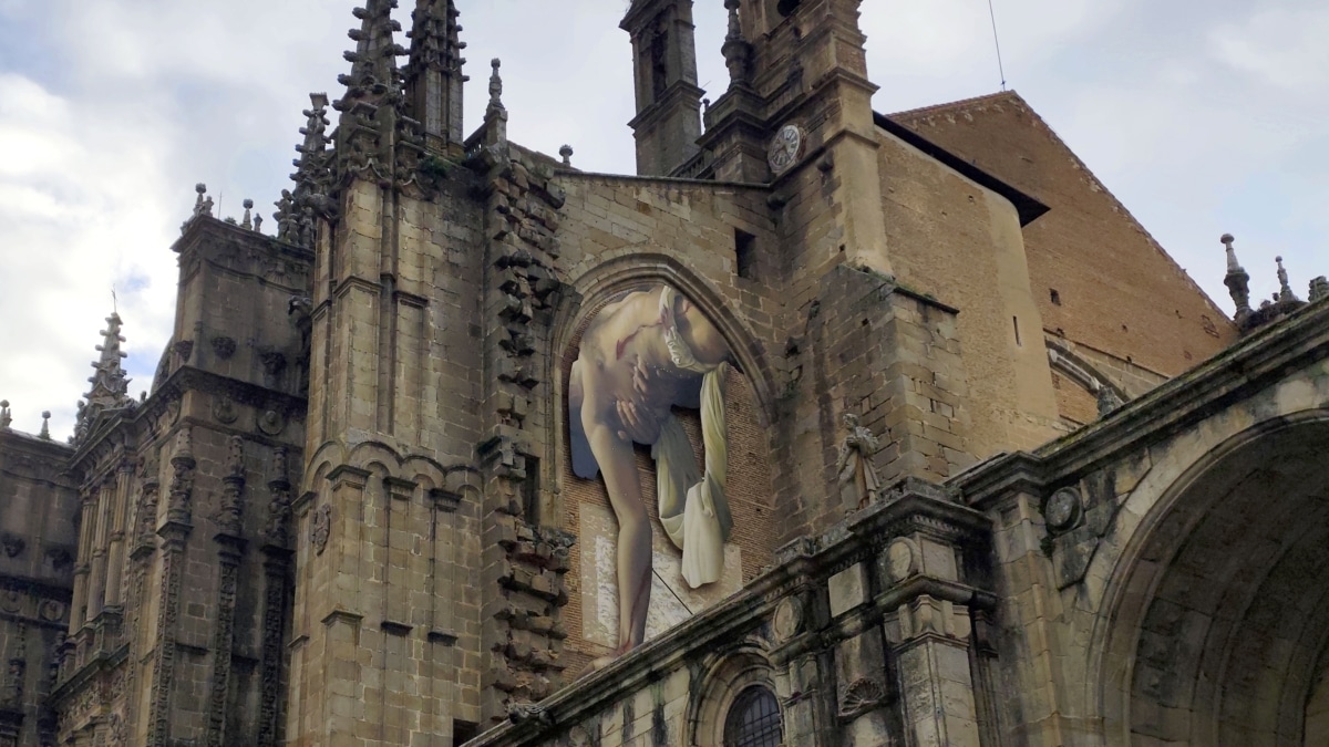 Plasencia estrena un mural hiperrealista de 11 metros para promocionar su Semana Santa