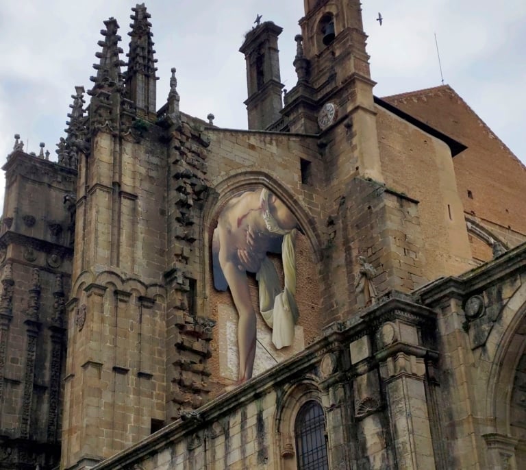 Plasencia estrena un mural hiperrealista de 11 metros para promocionar su Semana Santa