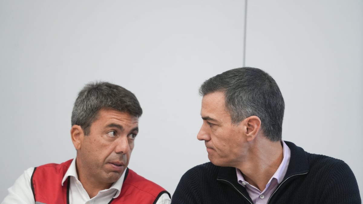 El presidente de la Generalitat valenciana, Carlos Mazón (i) y el presidente del Gobierno, Pedro Sánchez (d)