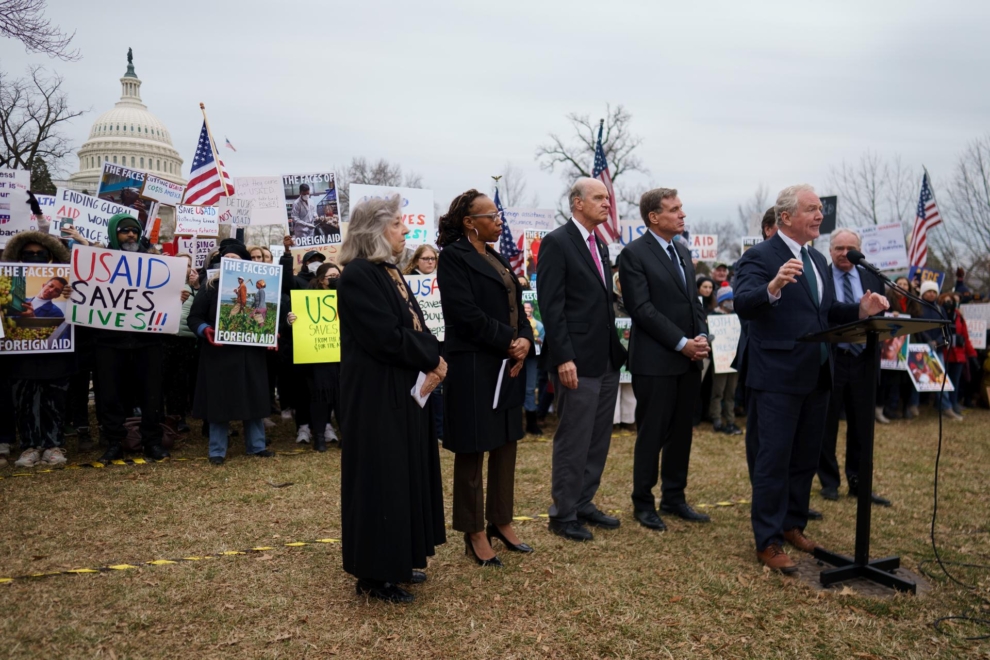 Varios congresistas asisten a la manifestación en apoyo a la agencia estadounidense USAID junto al Capitolio, en Washington.